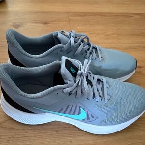 Nike Women's Light Gray Athletic Shoes with Teal Swoosh